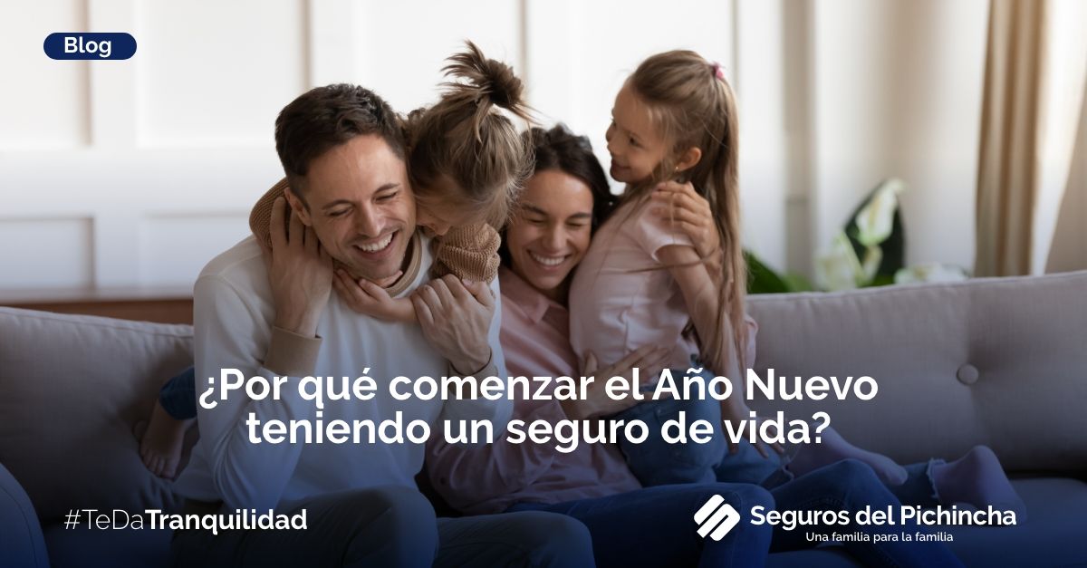 Familia feliz celebrando que cuentan con un seguro de vida