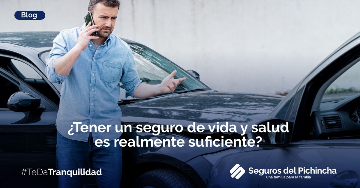 Hombre  notificando a la aseguradora sobre un siniestro