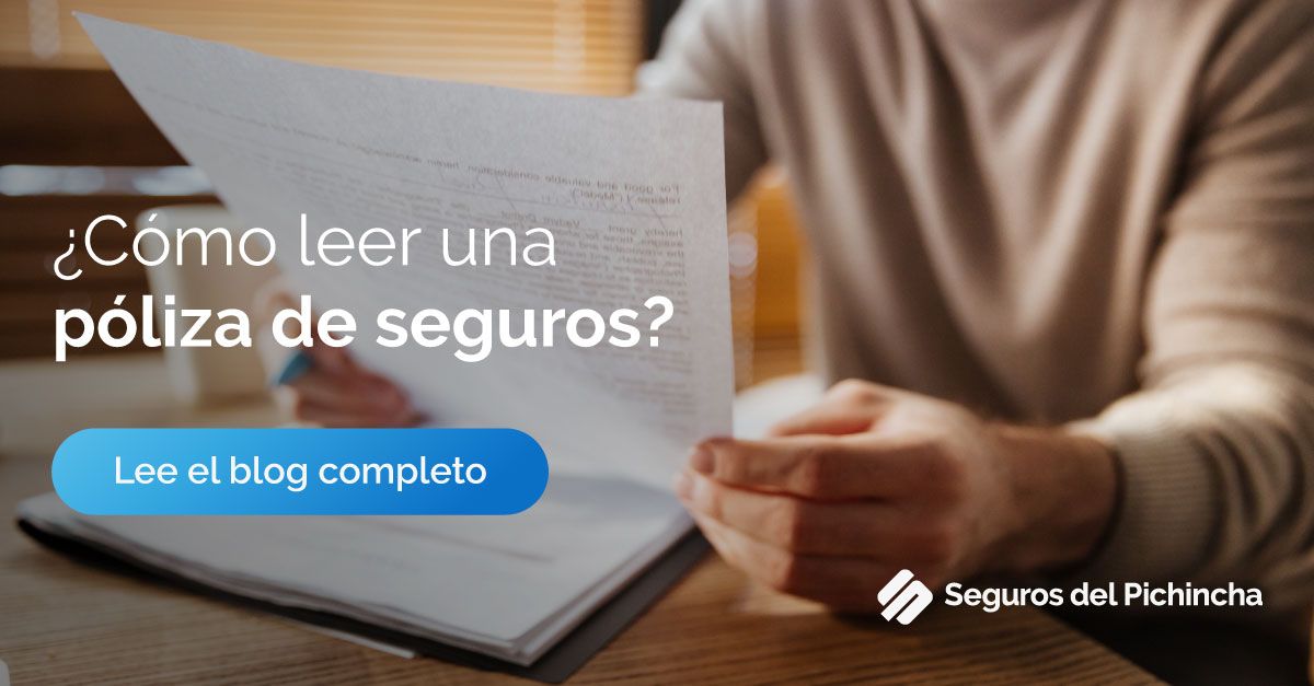 Persona leyendo atentamente una póliza de seguros, destacando la importancia de comprender los términos y condiciones del contrato.