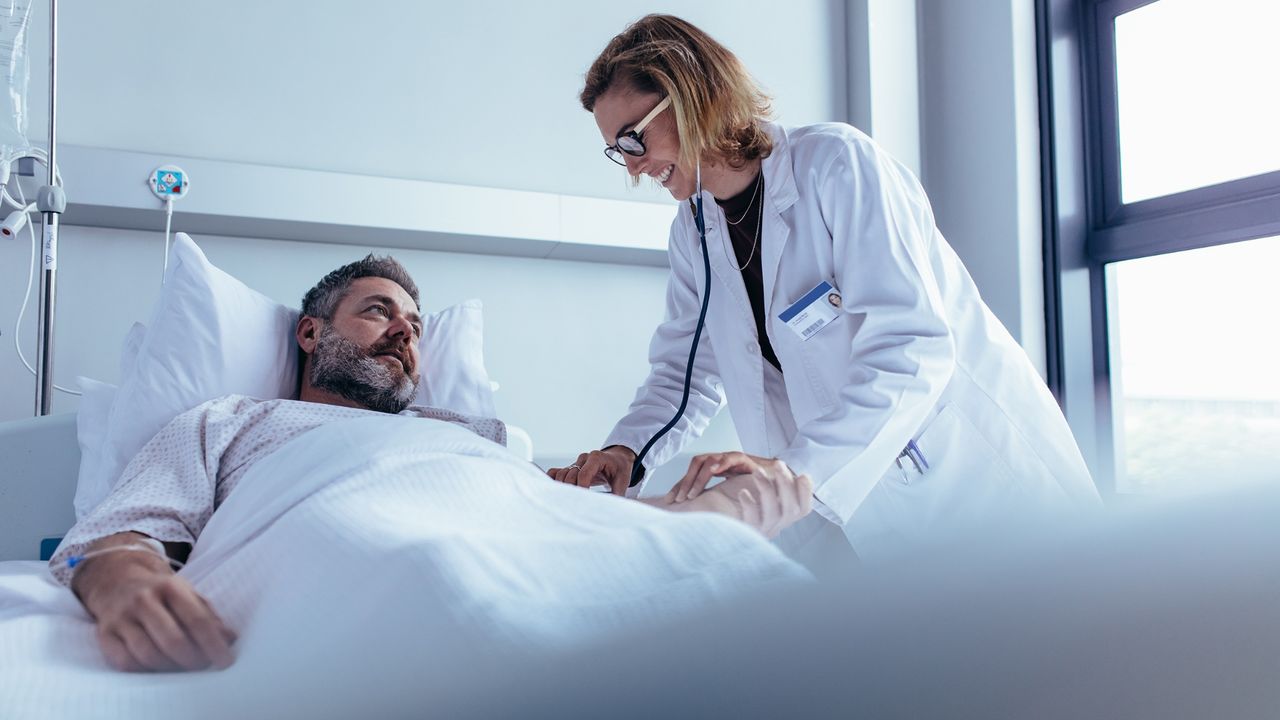 Beneficiario recibiendo los beneficios de su seguro de vida