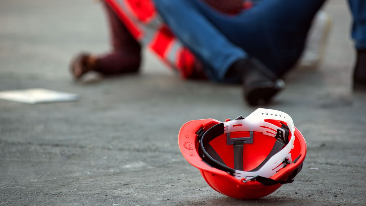 Hombre sufre accidente laboral, beneficios de tener un seguro de accidentes