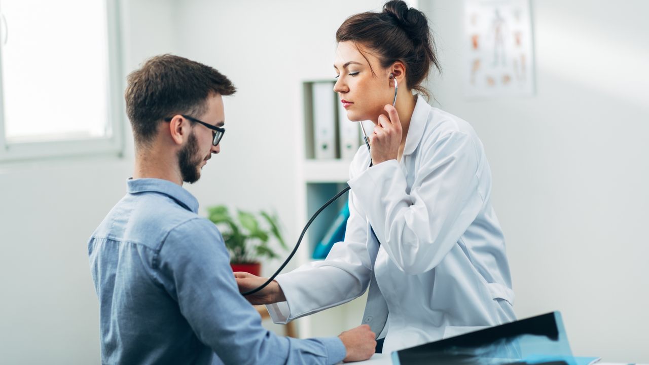 Médico realiza revisión gracias al seguro de vida