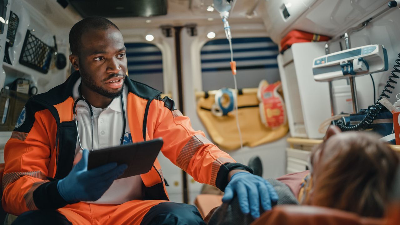 Paramédico brindando atención médica, coberturas del seguro