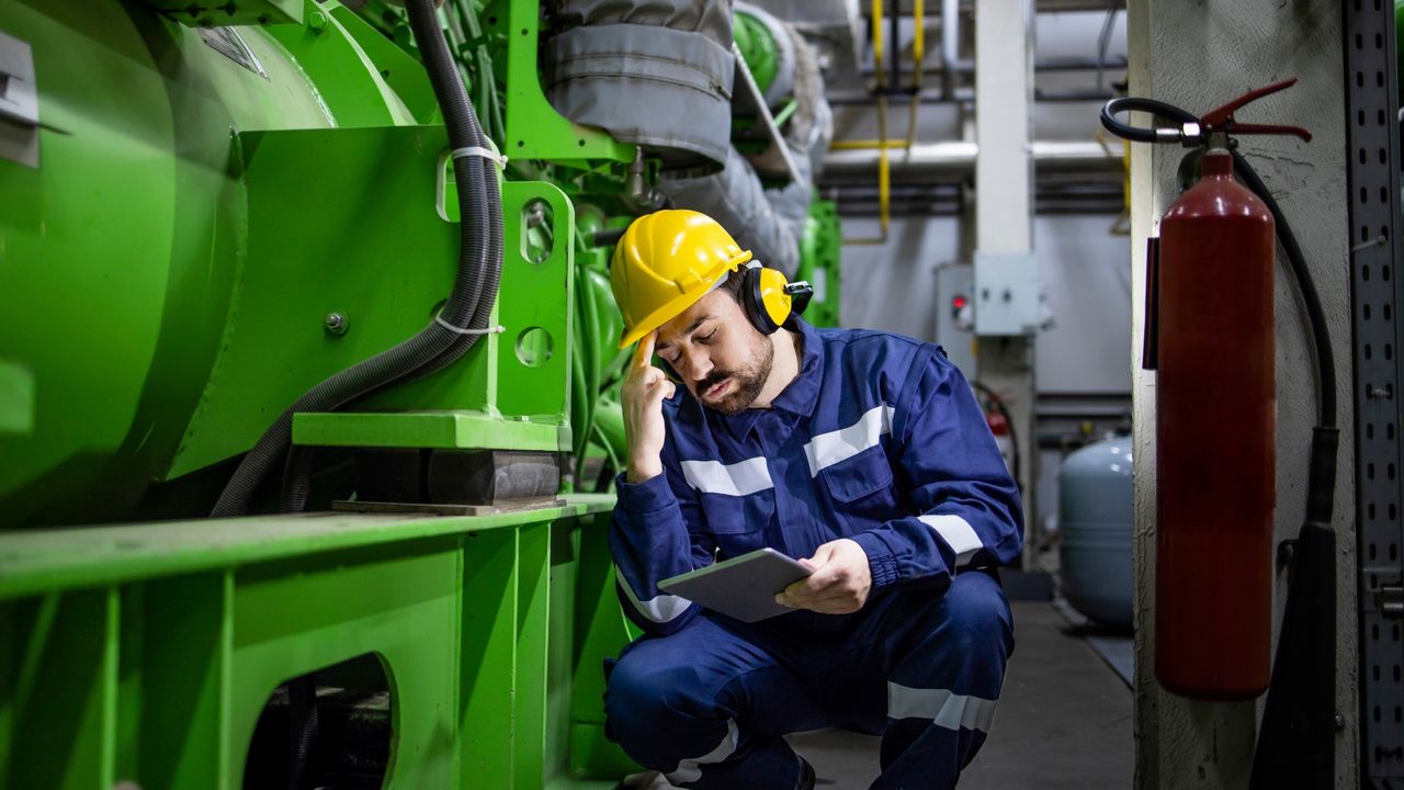 Profesional analizando los beneficios de un seguro en el trabajo