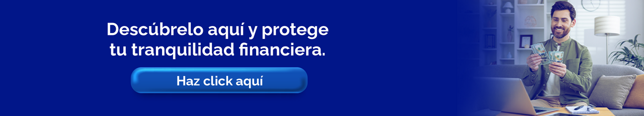 Hombre sonriente en casa sosteniendo billetes, representando estabilidad financiera y protección económica con un seguro adecuado.