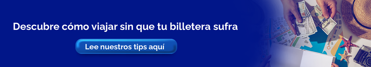 Planificación presupuestal para tus vacaciones con billetes, mapa, libreta y sombrero listos para organizar el viaje