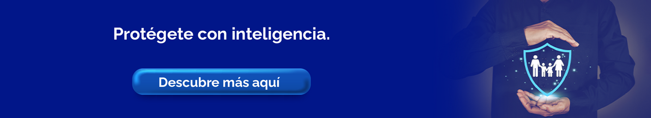 Persona mostrando un escudo digital con icono de familia para representar protección inteligente con seguros.