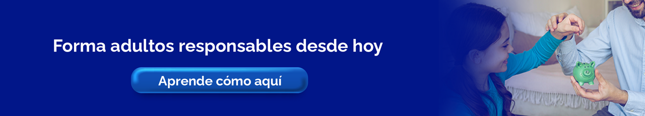 Padre e hija jugando y aprendiendo sobre el ahorro con una alcancía. Seguros del Pichincha promueve la educación financiera desde la niñez para formar adultos responsables.