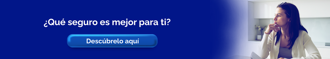 Mujer pensativa frente a su computadora, reflexionando sobre cuál es el mejor seguro para su situación personal.