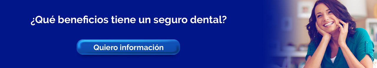 Mujer sonriente mostrando su satisfacción mientras consulta sobre la importancia de un seguro dental para su salud bucal.