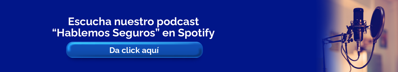 Banner promocional que invita a escuchar el podcast Hablemos Seguros en Spotify, con un micrófono de estudio y botón de llamada a la acción.