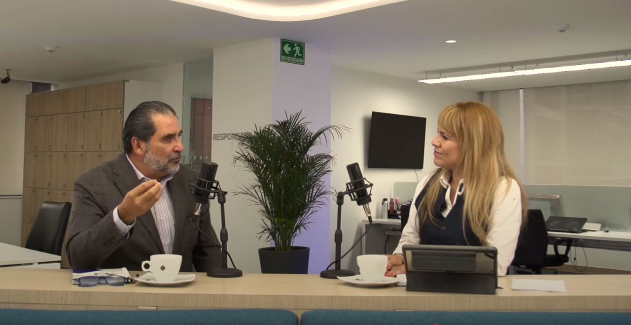 Patricio Salas, profesional invitado, conversa con la presentadora en un estudio de grabación durante el tercer episodio del podcast Hablemos Seguros.