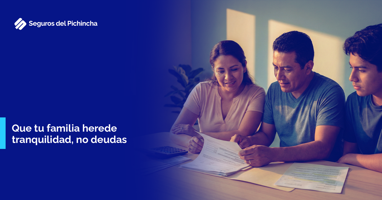 familia revisando documentos financieros mesa hogar