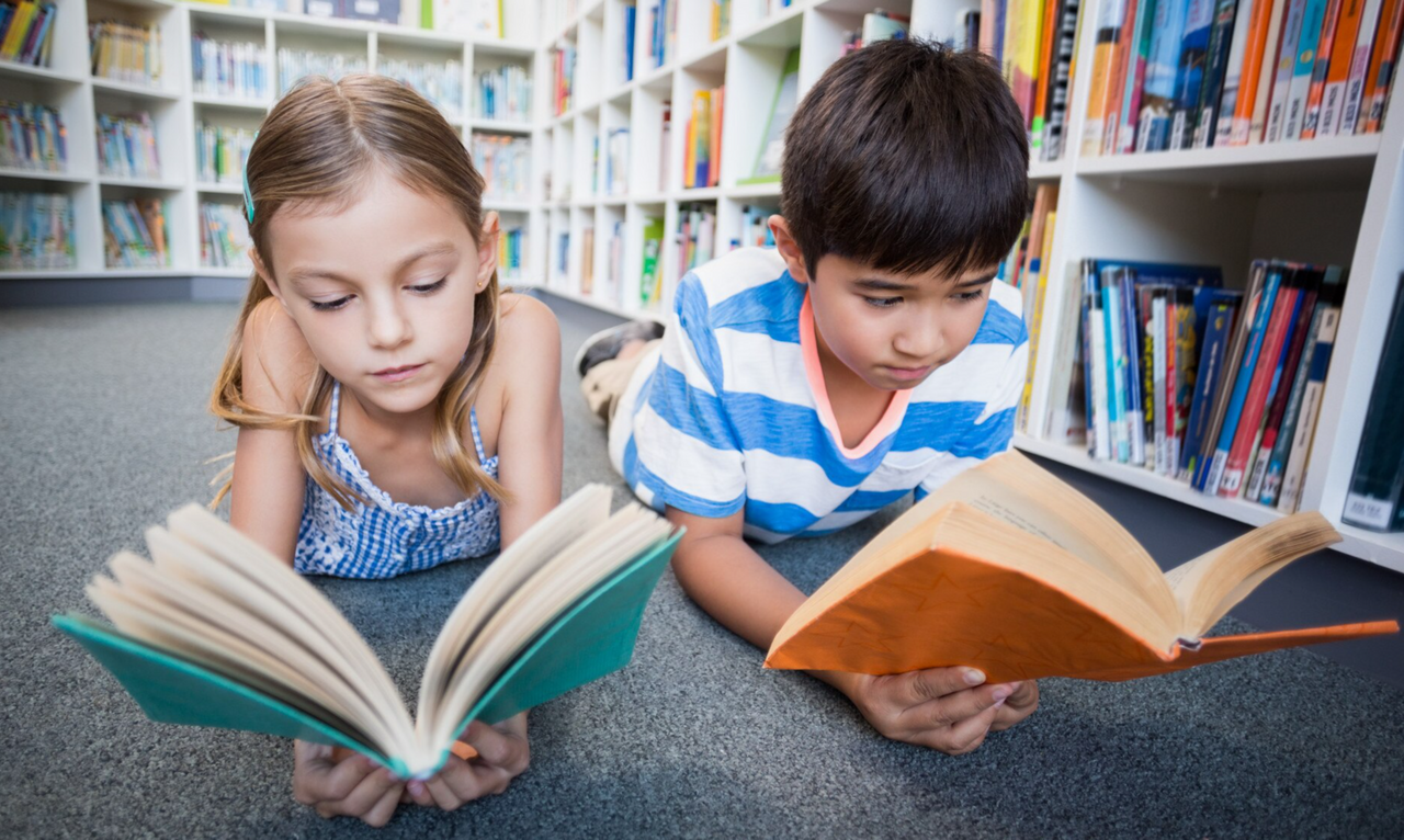 niños leyendo sobre educación financiera