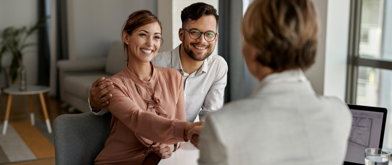 Pareja feliz por conseguir su seguro de desgravamen y ejercer su derecho a elegir la aseguradora de su preferencia.