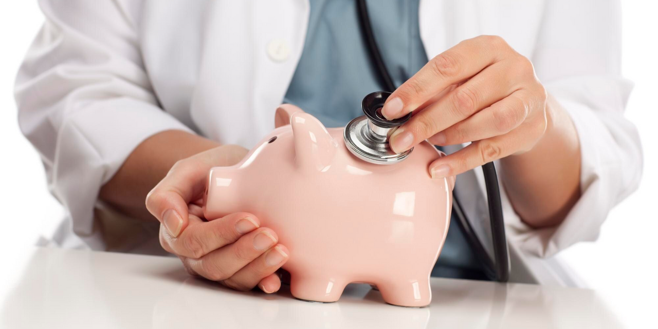 Médico revisando una alcancía en forma de cerdito con estetoscopio, simbolizando el ahorro y la protección que brindan los seguros de vida frente a enfermedades graves.