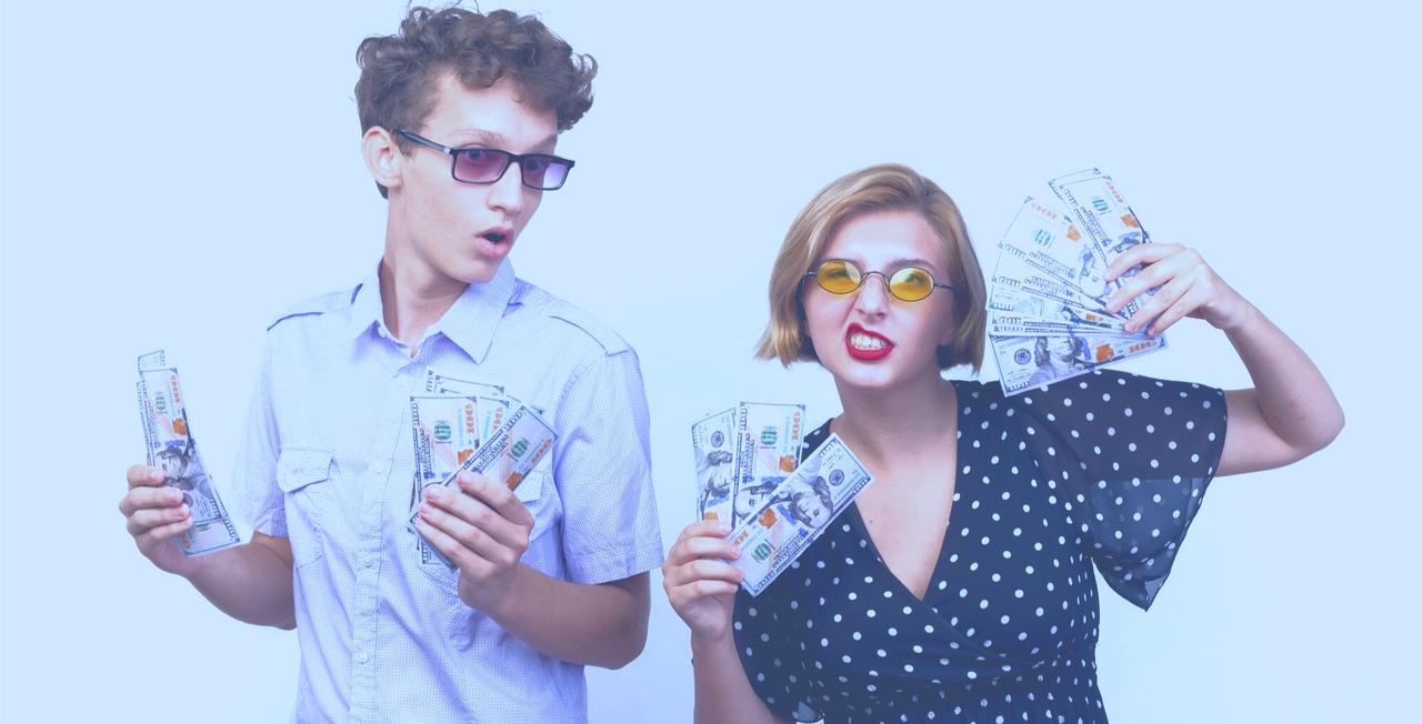 Jóvenes celebrando con billetes en la mano, representando emoción al recibir dinero o utilidades.
