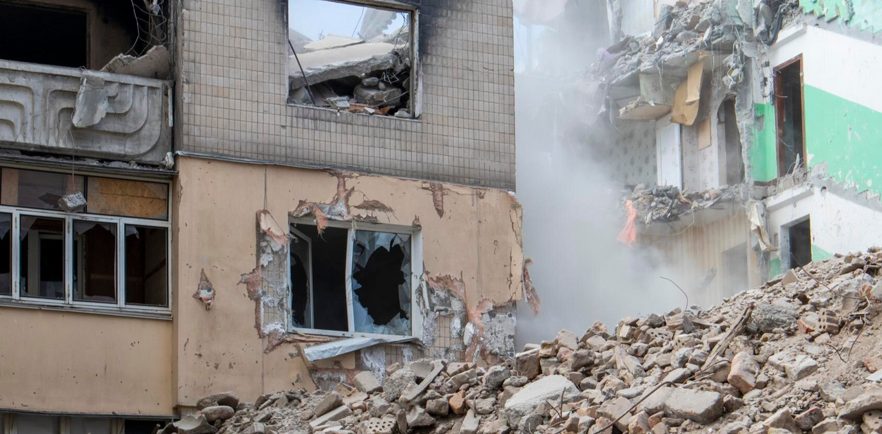 Edificio gravemente dañado tras un temblor, con escombros y estructuras colapsadas, reflejando la importancia de contar con un seguro de hogar para proteger el patrimonio ante emergencias.