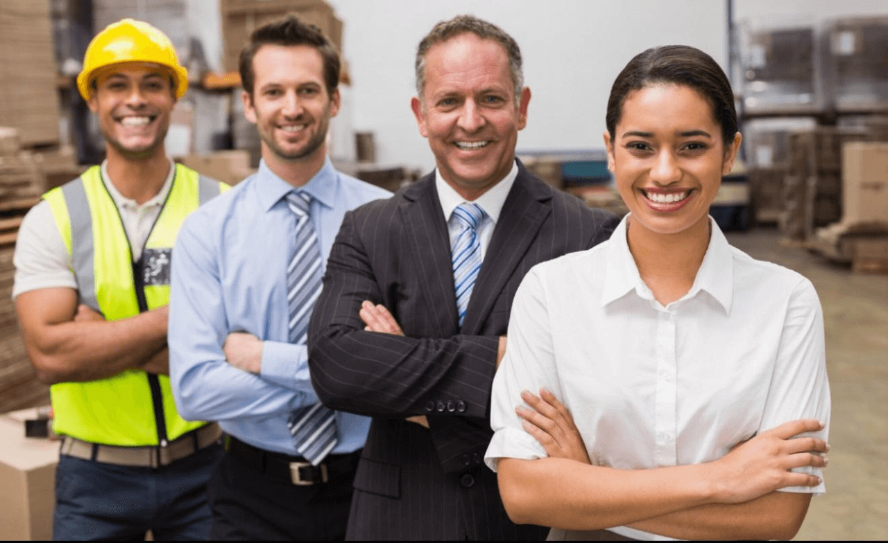 Grupo de profesionales de distintas ocupaciones, reflejando cómo el estilo de vida, el estado de salud y la ocupación laboral influyen en el precio del seguro de vida.
