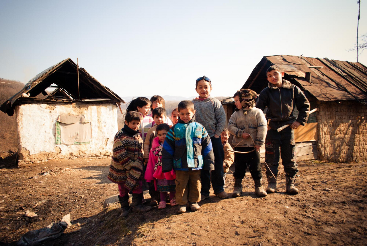 Grupo de niños de una comunidad rural, representando la importancia de los seguros inclusivos para proteger a las familias vulnerables ante riesgos.