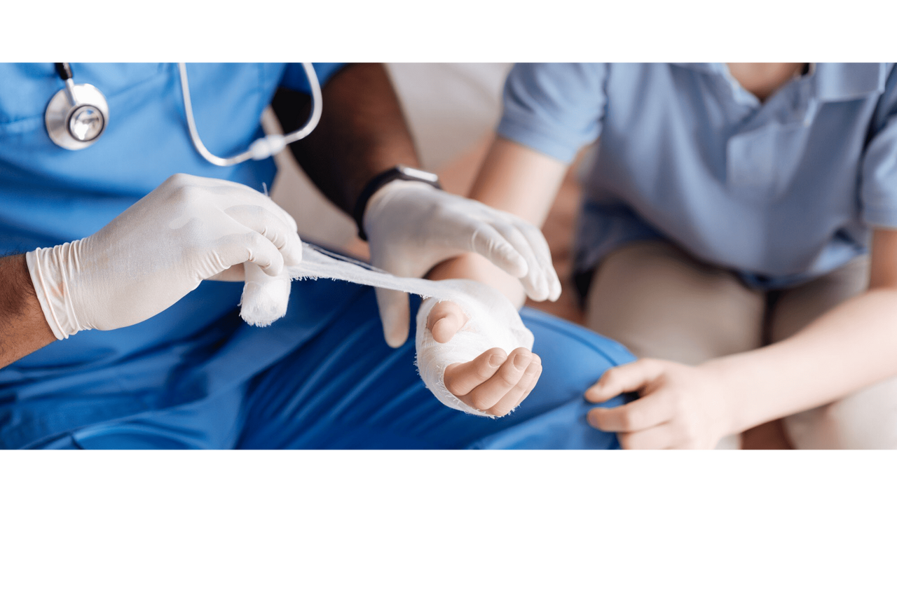 Médico con guantes vendando la mano herida de un niño, ilustrando atención médica inmediata y cuidado ante accidentes