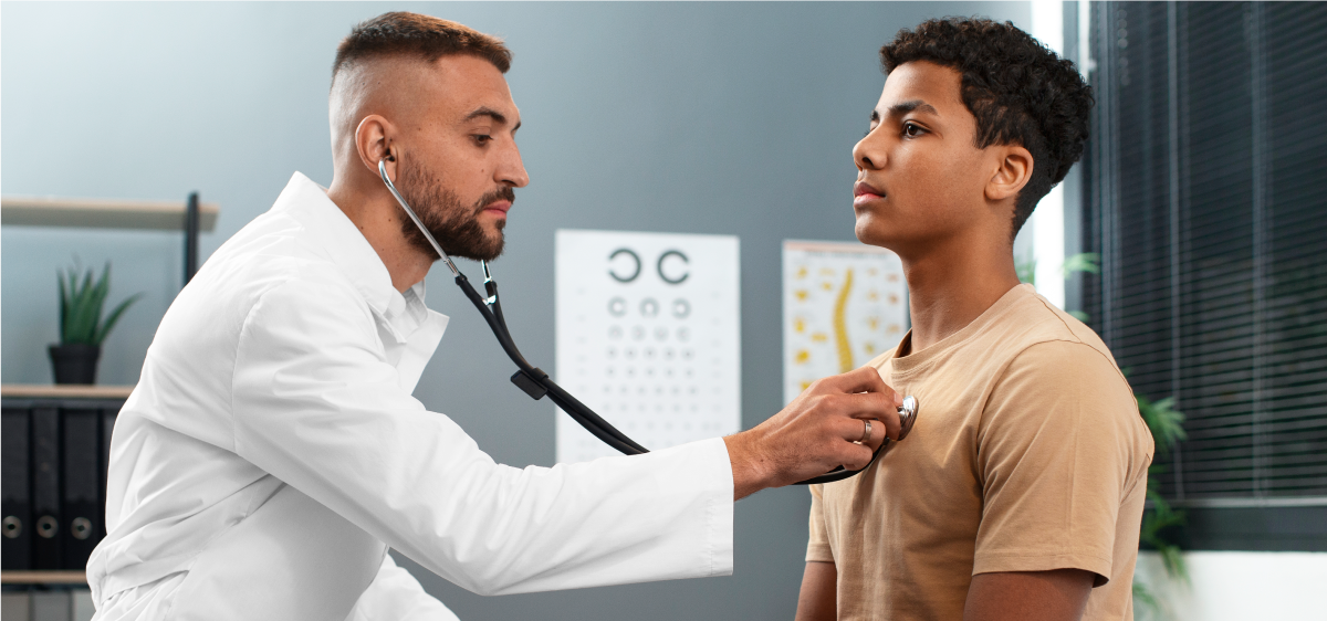 Médico realiza chequeo preventivo a joven en consulta, destacando el Día del Autocuidado y la importancia de revisiones médicas.