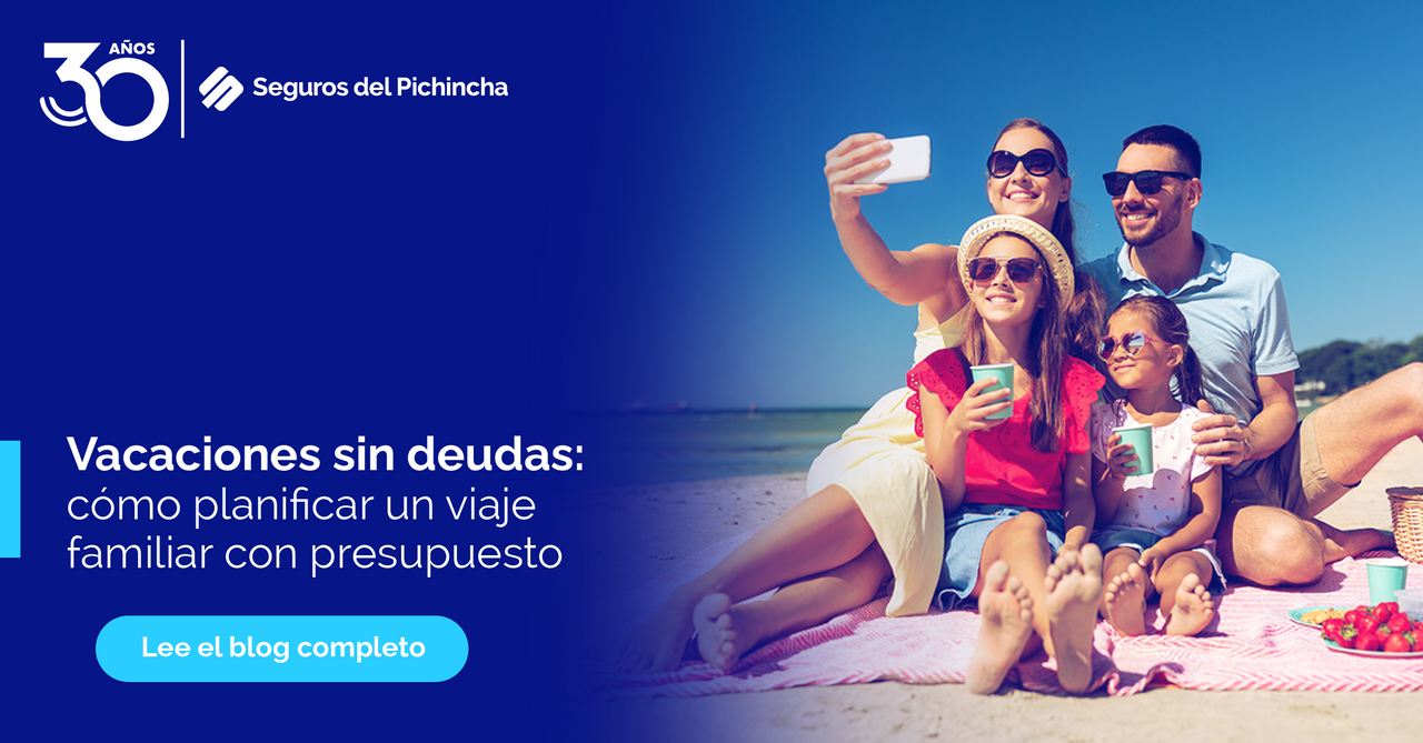 Banner de familia en la playa disfrutando vacaciones con un presupuesto planificado para vivir sin deudas, promovido por Seguros del Pichincha.