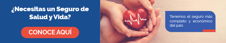 Corazón en unas manos con la familia con un seguro de salud y de vida 